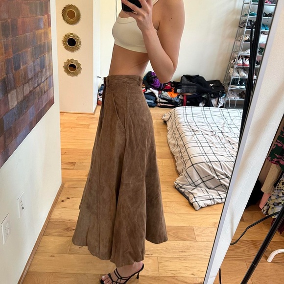 Chic Brown Leather Maxi Skirt - Picture 6 of 8